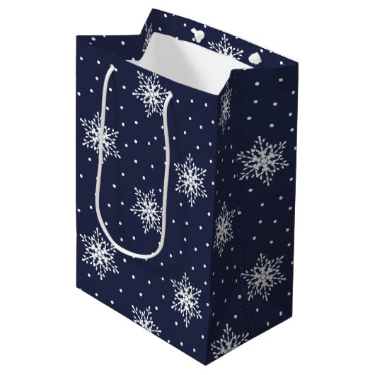 Witte sneeuwvlokken met Polka Dots op Navy Blue Medium Cadeauzakje (Voorkant Gekanteld)
