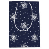 Witte sneeuwvlokken met Polka Dots op Navy Blue Medium Cadeauzakje (Voorkant)