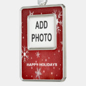 Witte sneeuwvlokken met rode, verticale versiering verzilverd omlijst ornament (Links)