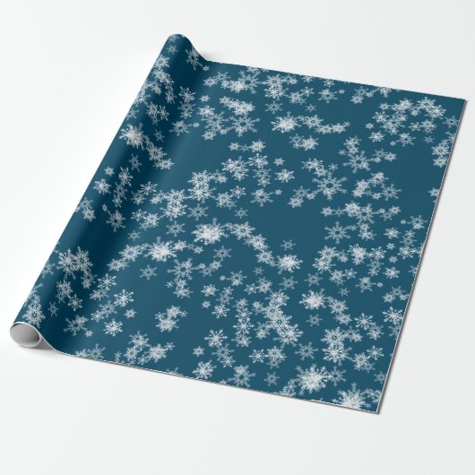 Witte sneeuwvlokken op blauw cadeaupapier (Uitgerold)