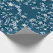 Witte sneeuwvlokken op blauw cadeaupapier (Hoek)