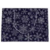 Witte sneeuwvlokken op blauw groot cadeauzakje (Voorkant)