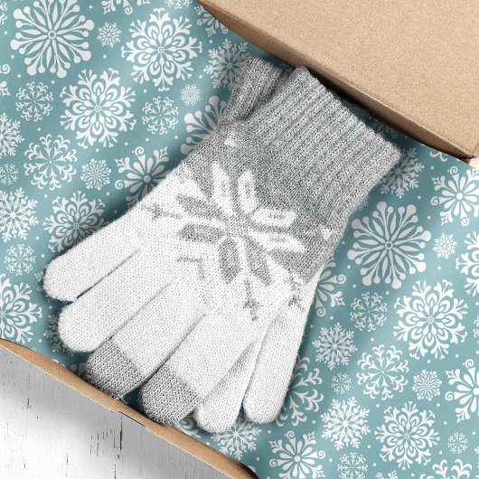 Witte sneeuwvlokken op blauw kerstfeest tissuepapier