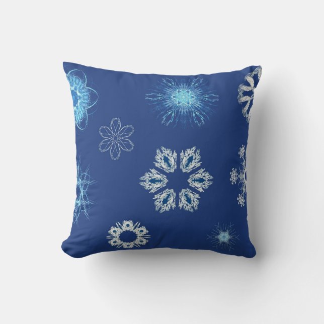 Witte sneeuwvlokken op blauw kussen (Voorkant)