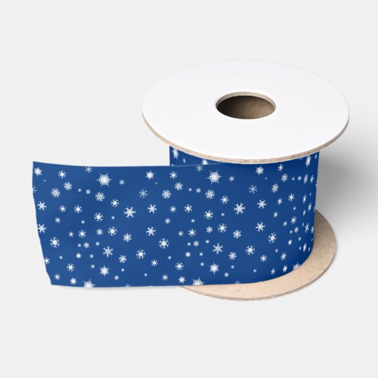 Witte sneeuwvlokken op blauw satijnen lint (Spoel)