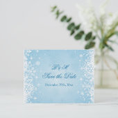 Witte sneeuwvlokken op blauw Save the date Briefka Aankondigingskaart (Staand voorkant)