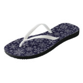 Witte sneeuwvlokken op blauw teenslippers (Schuin)