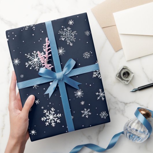 Witte sneeuwvlokken op een donkerblauwe achtergron cadeaupapier (Geschenken)