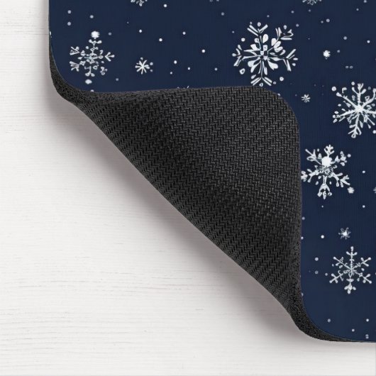 Witte sneeuwvlokken op een donkerblauwe achtergron muismat (Hoek)