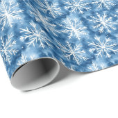Witte sneeuwvlokken op gevlekt blauw cadeaupapier (Rol Hoek)