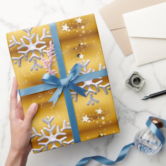 Witte sneeuwvlokken op gouden kerst cadeaupapier (Geschenken)