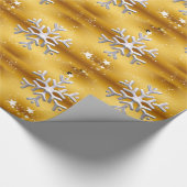 Witte sneeuwvlokken op gouden kerst cadeaupapier (Hoek)