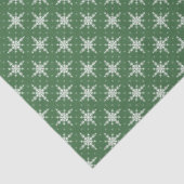 Witte sneeuwvlokken op groen vakantieweefsel papie tissuepapier (Detail)