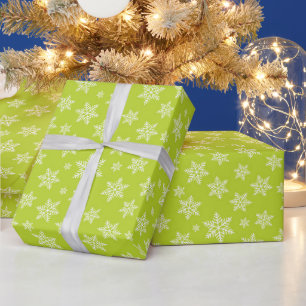 Witte sneeuwvlokken op groen winterpatroon cadeaupapier