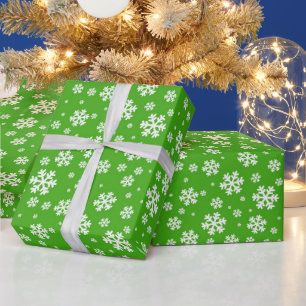 Witte sneeuwvlokken op groen winterpatroon cadeaupapier