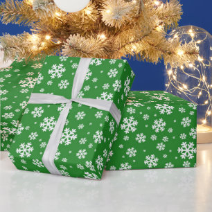 Witte sneeuwvlokken op groen winterpatroon cadeaupapier