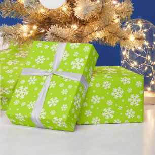 Witte sneeuwvlokken op groen winterpatroon cadeaupapier