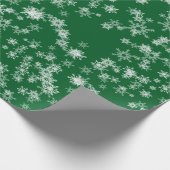 Witte sneeuwvlokken op groenboek cadeaupapier (Hoek)