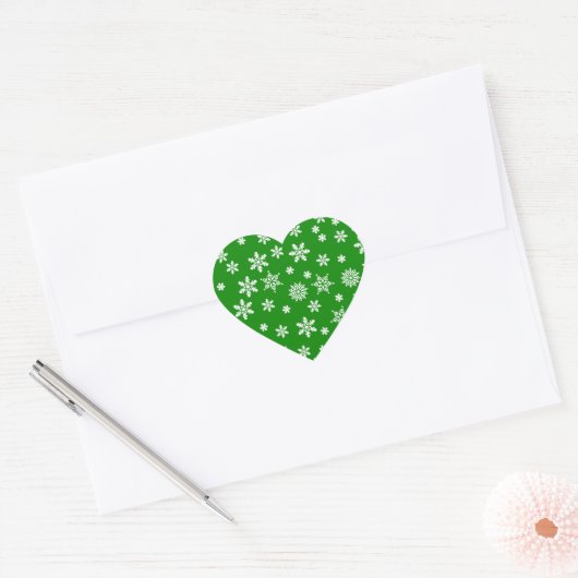 Witte sneeuwvlokken op groene achtergrond hart sticker (Envelop)