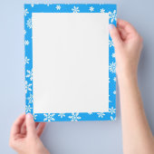 Witte sneeuwvlokken op lichtblauwe achtergrond flyer (Hand)