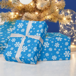 Witte sneeuwvlokken op Mid-blauw winterpatroon Cadeaupapier