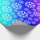 Witte sneeuwvlokken op regenbooggradiënt cadeaupapier (Hoek)