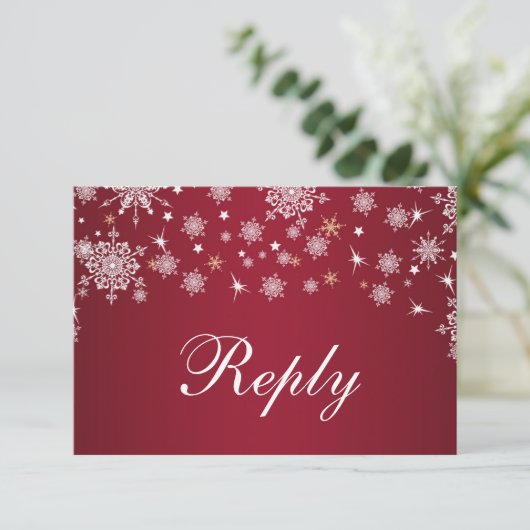 Witte sneeuwvlokken op rode bruiloft RSVP (Staand voorkant)