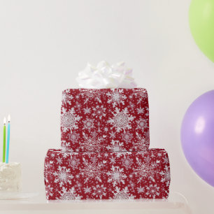 Witte sneeuwvlokken op rood cadeaupapier