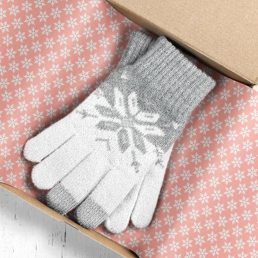 Witte sneeuwvlokken op roze kerst tissuepapier