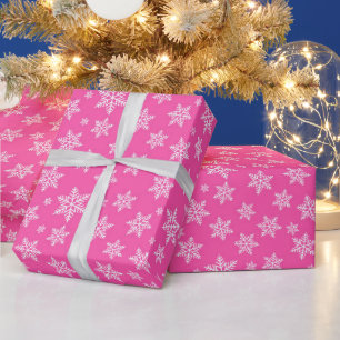 Witte sneeuwvlokken op roze winterpatroon cadeaupapier
