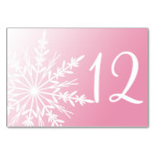 Witte sneeuwvlokken op roze wintertafelnummers kaart (Voorkant)