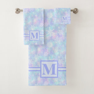 Witte sneeuwvlokken op Winter Pastels Monogrammed Bad Handdoek