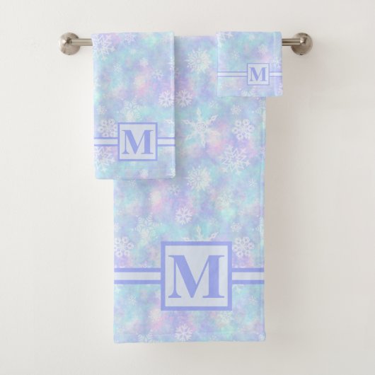 Witte sneeuwvlokken op Winter Pastels Monogrammed Bad Handdoek (Insitu)