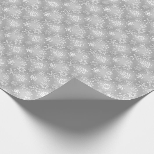 Witte sneeuwvlokken op zilver cadeaupapier (Hoek)
