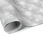 Witte sneeuwvlokken op zilver cadeaupapier (Rol Hoek)