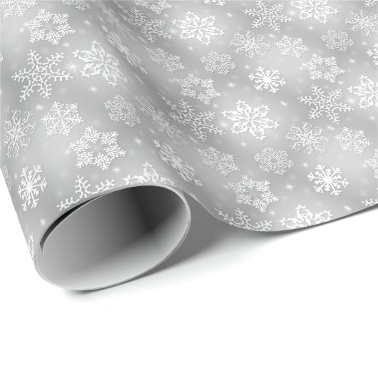 Witte sneeuwvlokken op zilver cadeaupapier (Rol Hoek)