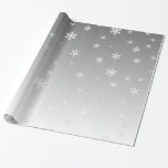 Witte sneeuwvlokken op zilver cadeaupapier<br><div class="desc">Fun- en feestpapier bevat witte sneeuwvlokken op een zeer grijze achtergrond.</div>