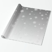 Witte sneeuwvlokken op zilver cadeaupapier (Uitgerold)
