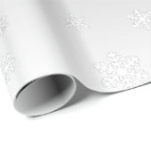 Witte sneeuwvlokken op zilver cadeaupapier (Rol Hoek)