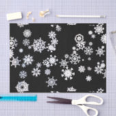 Witte sneeuwvlokken op zwart papier (Craft)