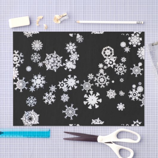 Witte sneeuwvlokken op zwart papier (Craft)