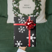 Witte sneeuwvlokken op zwarte kerstavond cadeaupapier