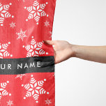 Witte sneeuwvlokken, rood, Jouw naam, personaliser Sjaal<br><div class="desc">Schattige,  leuk en schattig patroon met witte sneeuwvlokken op een rode achtergrond. Modern en trendy cadeau,  perfect voor de sneeuwliefhebber in je leven. Personaliseer door jouw naam,  bijnaam,  monogram of initialen toe te voegen.</div>