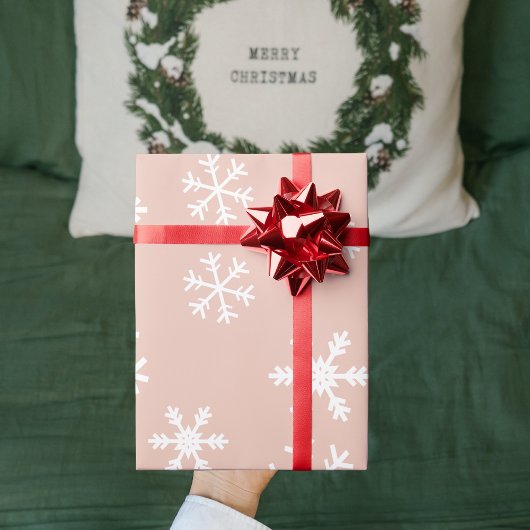 Witte sneeuwvlokken roze op achtergrond Kerstmis Cadeaupapier