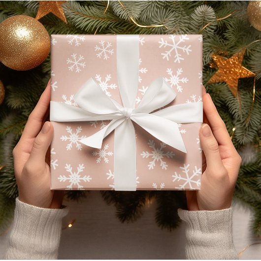 Witte sneeuwvlokken roze op achtergrond Kerstmis Cadeaupapier