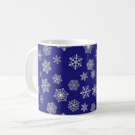 Witte sneeuwvlokken tegen diep kobalt blauw koffiemok (Voorkant links)