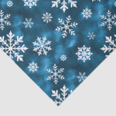 Witte sneeuwvlokkenpatroon op blauwe koele winter tissuepapier (Detail)