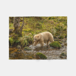 Witte Spirit Bear jaagt op vis in Riordan Creek Fleece Deken