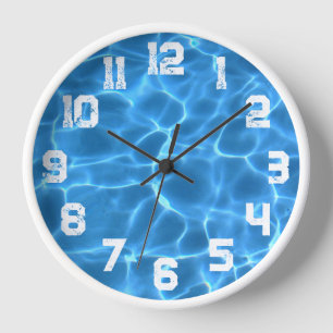 Witte sportieve grunge nummers blauwe zwembad