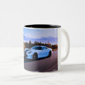 Witte sportwagen Classic Coffee mok op zwart (Voorkant rechts)
